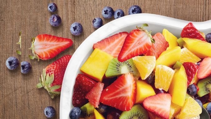 Frutas cortadas en trozos sobre un plato con forma de hígado.