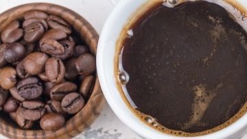 Variedad de frutas sobre fondo blanco con la imagen de un hígado