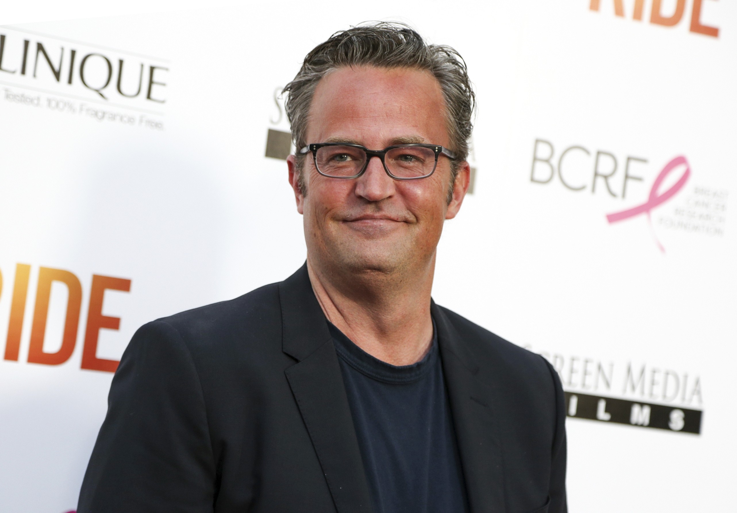 Subastarán objetos personales de Matthew Perry, incluyendo guiones de ...