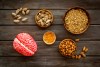 Varios tazones con frutos secos y una figura de un cerebro