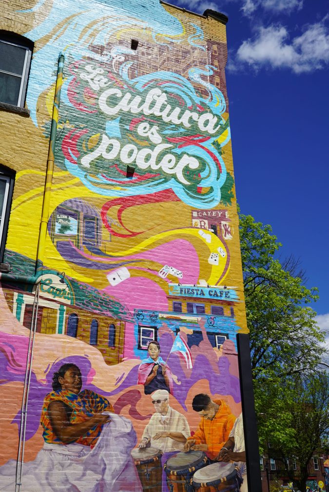Mural "La Cultura es Poder" del Colectivo Moriviví en el Distrito Cultural Puertorriqueño de Holyoke, Massachusetts
