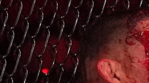 Mike Perry, de Estados Unidos, a la derecha, golpea a Nate Diaz.