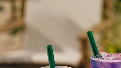 •	Starbucks lanza el Tropical Butterfly Refresher: El secreto detrás de la bebida azul que cambia el verano 2026