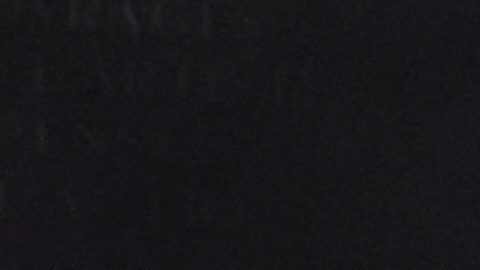 Un coche arde y estallan fuegos artificiales mientras la policía observa a los seguidores del PSG celebrar en París, el sábado 30 de mayo de 2026, tras la final de la Liga de Campeones entre el Paris Saint-Germain y el Arsenal que se disputó en Budapest. El PSG ganó el partido.