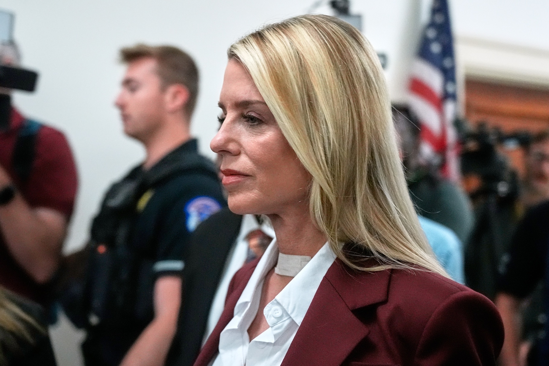 Pam Bondi defiende transparencia en caso Epstein, pero admite errores en divulgación de archivos