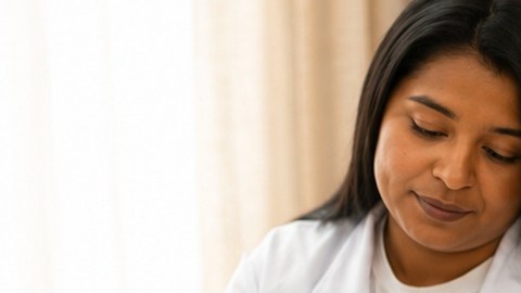 Para la comunidad hispana, menos papeleo significa alivio laboral, menos traslados innecesarios y menor riesgo de que un problema de salud infantil se agrave.