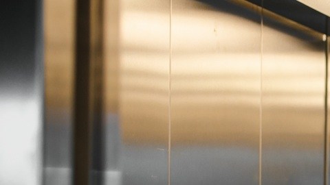 Para los trabajadores hispanos, la ola de despidos del 2026 les plantea evaluar si tienen las habilidades necesarias en caso de perder sus trabajos.