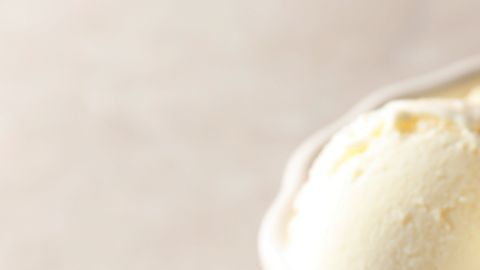 Tazón con bolas de helado de vainilla