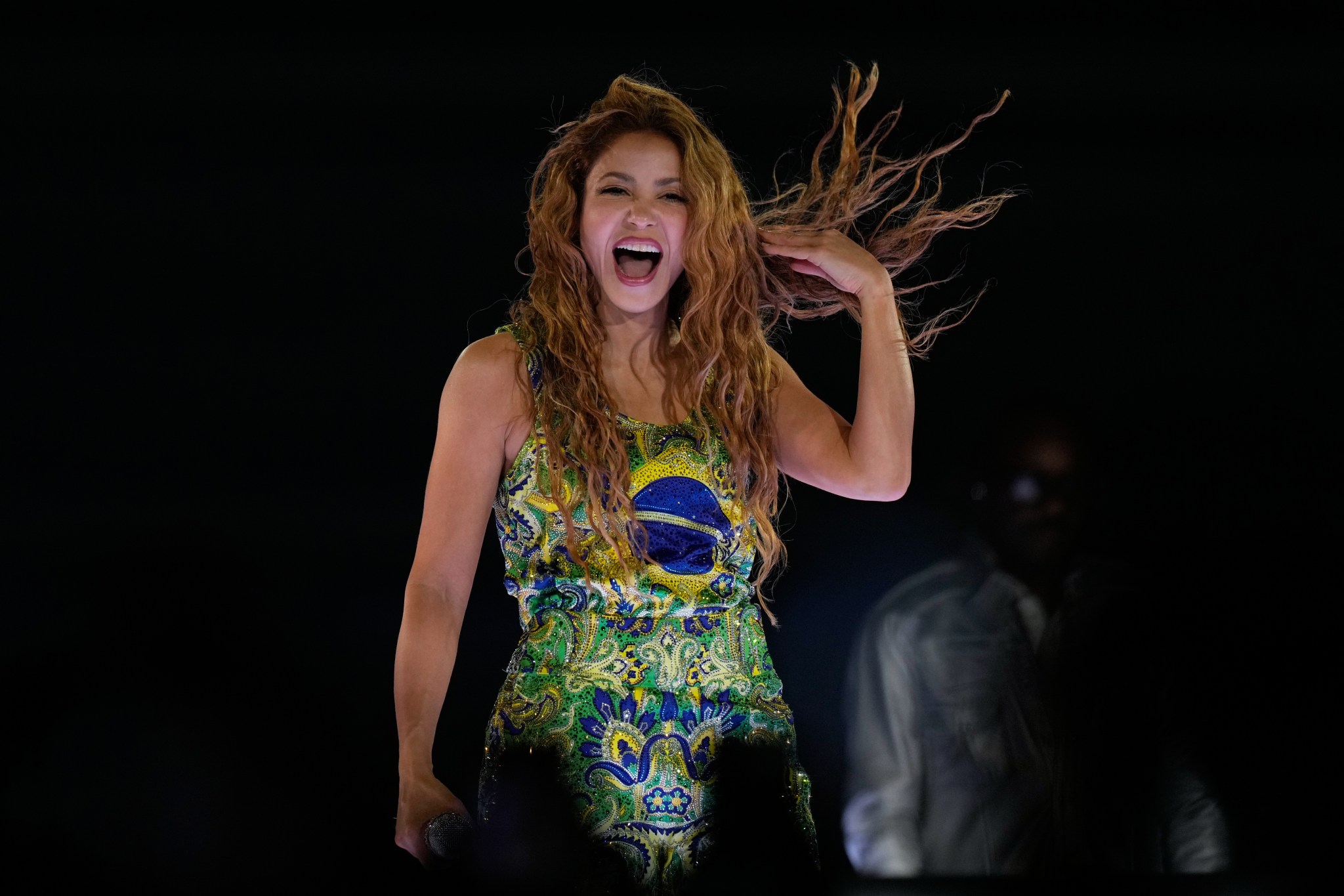 Shakira canta durante su concierto masivo en Río de Janeiro con un body bordado con la bandera de Brasil