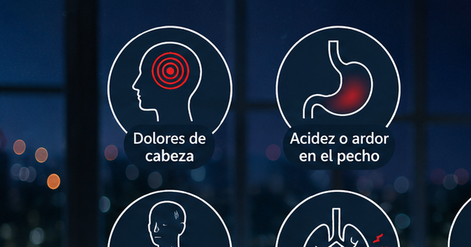Mujer con dolor de cabeza acostada en la cama durante la noche con señales de síntomas nocturnos
