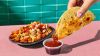 Las nuevas Nacho Fries de Carne Desmenuzada, una versión abundante pensada para comer con tenedor y acompañada de pico de gallo fresco.