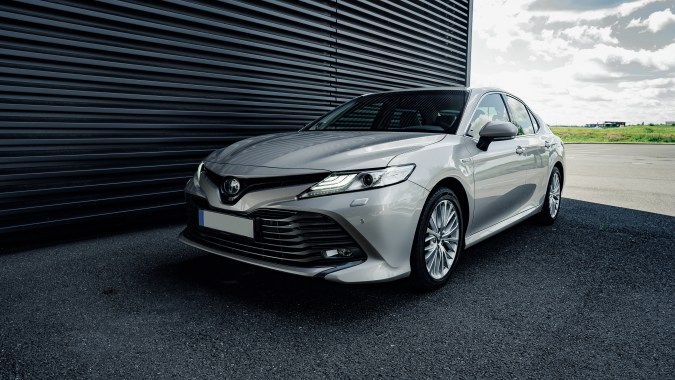 El Toyota Camry Hybrids reduce considerablemente el consumo de gasolina porque alterna con el motor eléctrico, lo que ayuda en ritmo de conducción y congestionamiento vehicular.