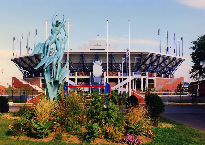 Fachada del USTA Billie Jean King National Tennis Center en Flushing Meadows, Queens, con la escultura "Soul in Flight" al frente, sede del Group Stage HQ del Mundial 2026.