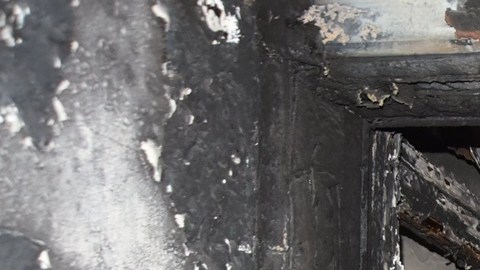 Una colilla de cigarrillo desató incendio que mató a periodista en Manhattan: autoridades arrestaron a un inquilino