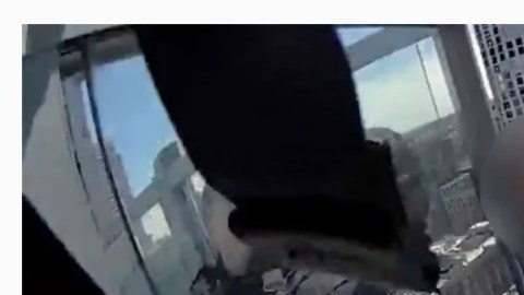 Rescate de una mujer en Brooklyn por agentes de NYPD.