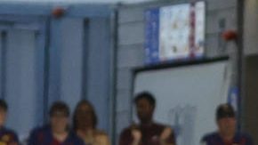 La centrocampista y capitana del FC Barcelona Alexia Putellas, que abandona el FC Barcelona, es manteada por sus compañeras al finalizar el encuentro disputado entre el Barcelona y la Real Sociedad, correspondiente a la jornada 29 de la Liga F, este miércoles en el estadio Johan Cruyff de Barcelona.