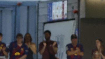 La centrocampista y capitana del FC Barcelona Alexia Putellas, que abandona el FC Barcelona, es manteada por sus compañeras al finalizar el encuentro disputado entre el Barcelona y la Real Sociedad, correspondiente a la jornada 29 de la Liga F, este miércoles en el estadio Johan Cruyff de Barcelona.