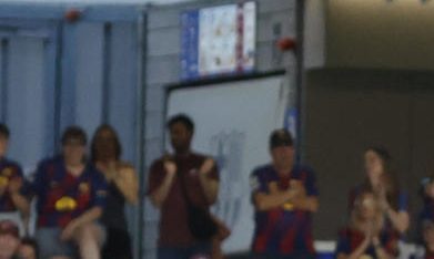 La centrocampista y capitana del FC Barcelona Alexia Putellas, que abandona el FC Barcelona, es manteada por sus compañeras al finalizar el encuentro disputado entre el Barcelona y la Real Sociedad, correspondiente a la jornada 29 de la Liga F, este miércoles en el estadio Johan Cruyff de Barcelona.
