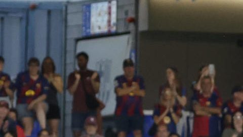 La centrocampista y capitana del FC Barcelona Alexia Putellas, que abandona el FC Barcelona, es manteada por sus compañeras al finalizar el encuentro disputado entre el Barcelona y la Real Sociedad, correspondiente a la jornada 29 de la Liga F, este miércoles en el estadio Johan Cruyff de Barcelona.