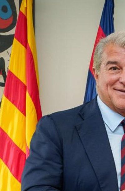 El entrenador del Barcelona Hansi Flick junto al presidente del FC Barcelona, Rafael Yuste (d), y el presidente electo del club, Joan Laporta (i), tras el acto de la renovación de su contrato por una temporada más, hasta el 30 de junio de 2028. EFE/ F Barcelona SÓLO USO EDITORIAL/SOLO USO PERMITIDO PARA ILUSTRAR LA NOTICIA QUE APARECE EN EL PIE DE FOTO (CRÉDITO OBLIGATORIO)