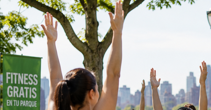 Grupo de personas de diferentes edades haciendo yoga en NY