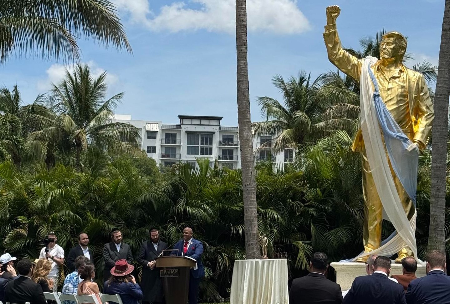 Inauguran estatua dorada de Trump de 4,5 metros de alto en su club de&hellip;