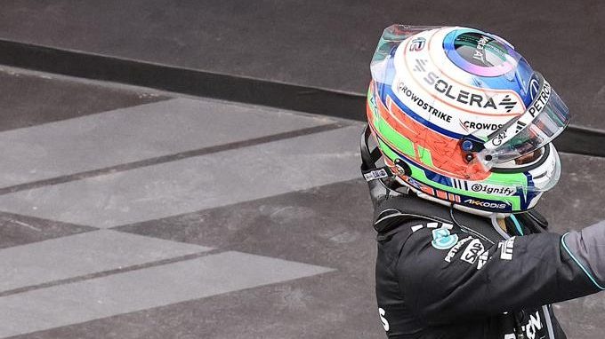 El piloto de Mercedes Andrea Kimi Antonelli, de Italia, sale de su monoplaza en el parque cerrado tras ganar el Gran Premio de Canadá de Fórmula 1 en el Circuito Gilles Villeneuve, en Montreal, Canadá, el 24 de mayo de 2026.