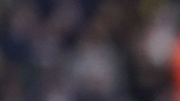 Anthony Gordon, del Newcastle (a la derecha), disputa el balón con Kyle Walker, del Manchester City, durante el partido de la Premier League inglesa entre el Manchester City y el Newcastle, en el estadio Etihad de Manchester, Inglaterra, el sábado 4 de marzo de 2023.
