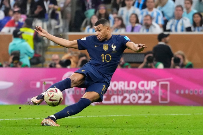 Así anotó Kylian Mbappé el segundo gol de su triplete en la final de Qatar 2022, que Francia perdió en penales contra Argentina.