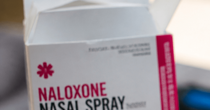 naloxona es un medicamento que revierte los efectos de los opioides en el organismo