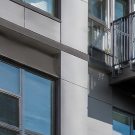 Edificio residencial moderno en Nueva York vinculado a loterías de vivienda asequible de NYC Housing Connect