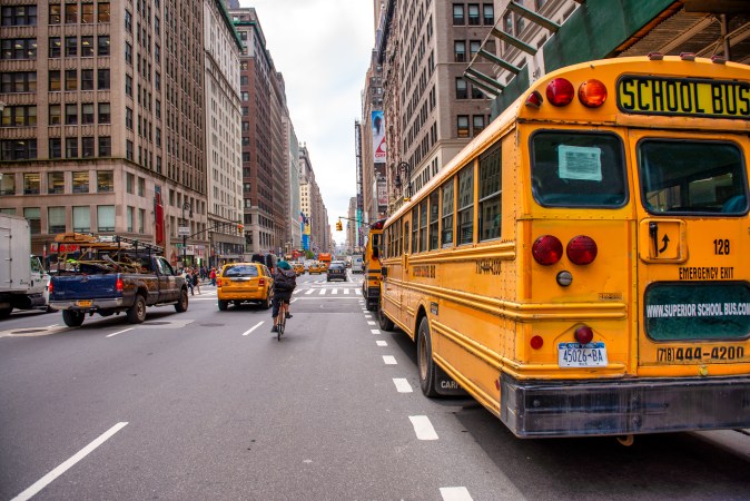 El promedio salarial de un conductor de autobús escolar en Nueva York ronda los $56,500 dólares anuales, equivalente a unos $27 por hora.