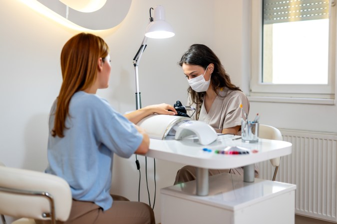 Trabajar como manicurista independiente permite ganar más dinero, aunque también implica cubrir gastos de materiales, herramientas, licencias y alquiler.
