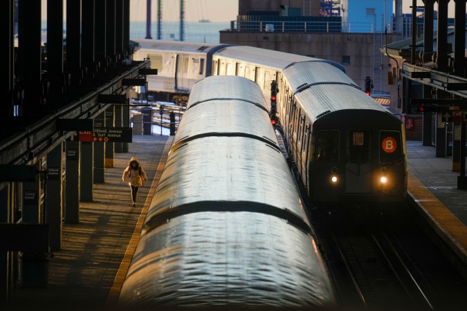 Trenes llegan y salen de una estación de metro en el barrio de Coney Island, en Nueva York