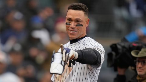 Aaron Judge, de los New York Yankees, conversa con sus compañeros de equipo tras conectar un jonrón de dos carreras que definió el partido en la novena entrada de un juego de béisbol contra los Tampa Bay Rays, el domingo 24 de mayo de 2026, en Nueva York.