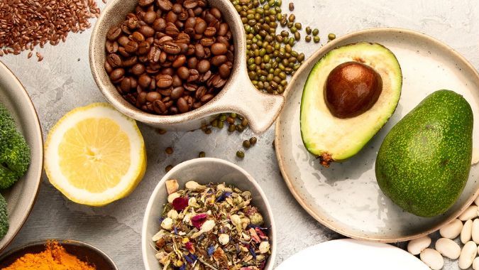 Una dieta rica en nutrientes, basada en frutas, verduras y granos enteros, es la principal defensa para prevenir el hígado graso y mejorar la función metabólica.
