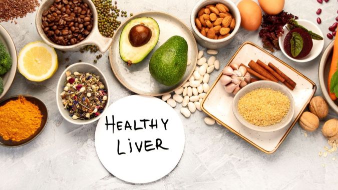 Una dieta rica en nutrientes, basada en frutas, verduras y granos enteros, es la principal defensa para prevenir el hígado graso y mejorar la función metabólica.
