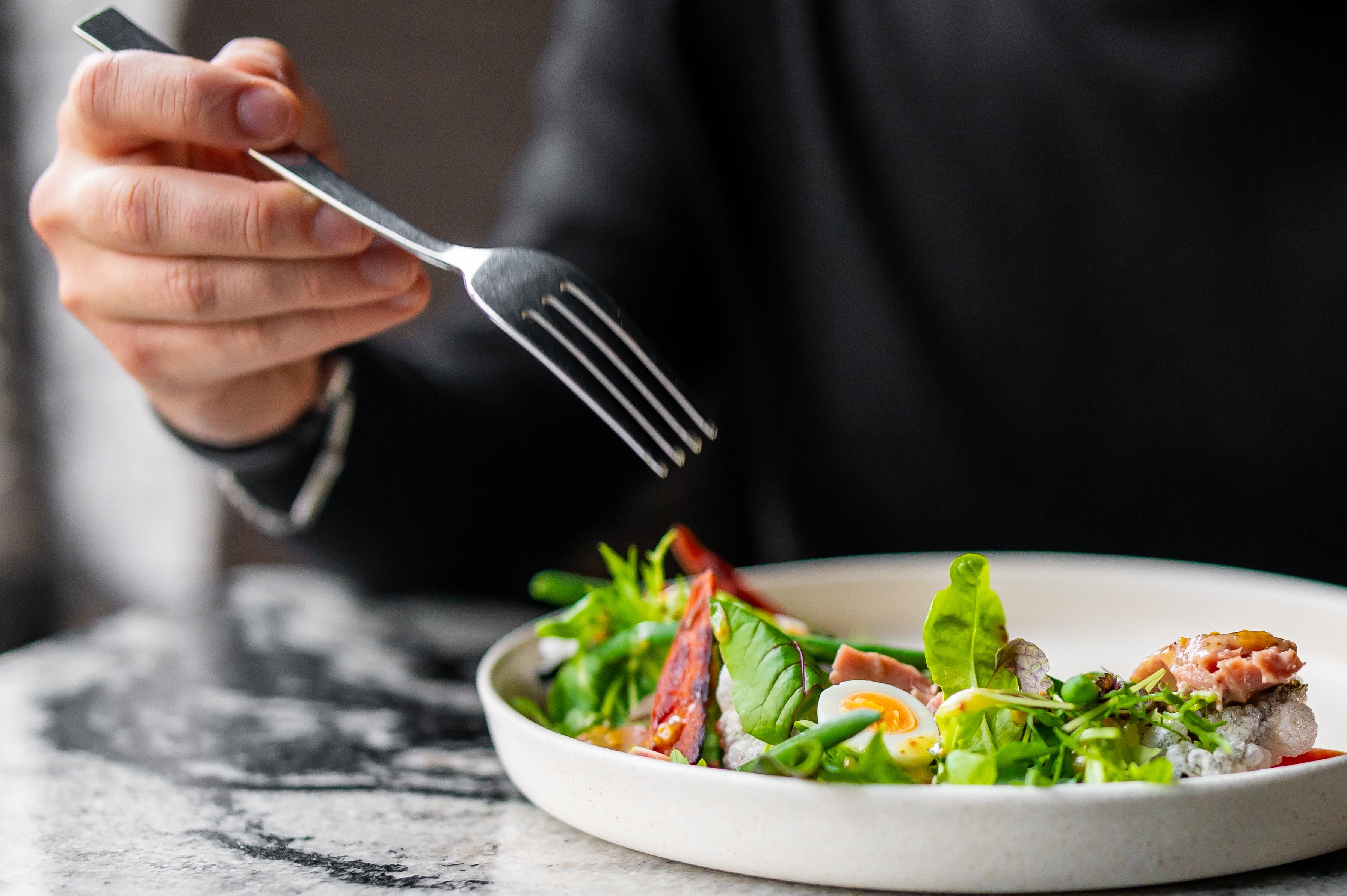 La ensalada perfecta para cerrar el día: atún, aguacate y pepino como aliados