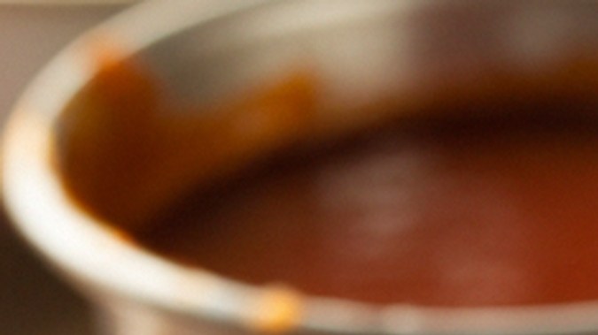 Carne a la parrilla con costra dorada y humo