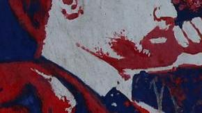 Una mujer iraní pasa junto a un mural antiestadounidense (que representa una mesa de negociación entre Irán y Estados Unidos) junto a la antigua embajada de Estados Unidos en Teherán, Irán, el 22 de junio de 2026.