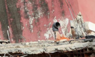 Un rescatista del Ejército de México junto a su perro trabajan en un edificio afectado por un terremoto en La Guaira.