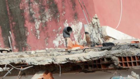 Un rescatista del Ejército de México junto a su perro trabajan en un edificio afectado por un terremoto en La Guaira.