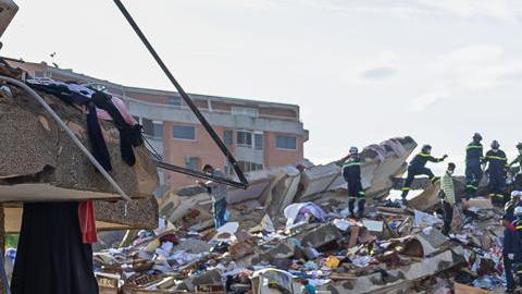 Rescatistas de Vietnam realizan labores de búsqueda de sobrevivientes a los terremotos, este martes en Catia La mar, La Guaira (Venezuela).