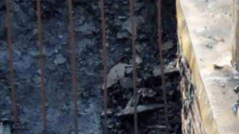 Los detectives creyeron que el incendio en un principio fue accidental, pero ahora piensan que fue por una regleta sobrecargada.