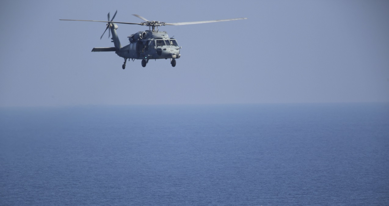 Rescatan a tripulación al estrellarse un helicóptero estadounidense cerca del estrecho de Ormuz