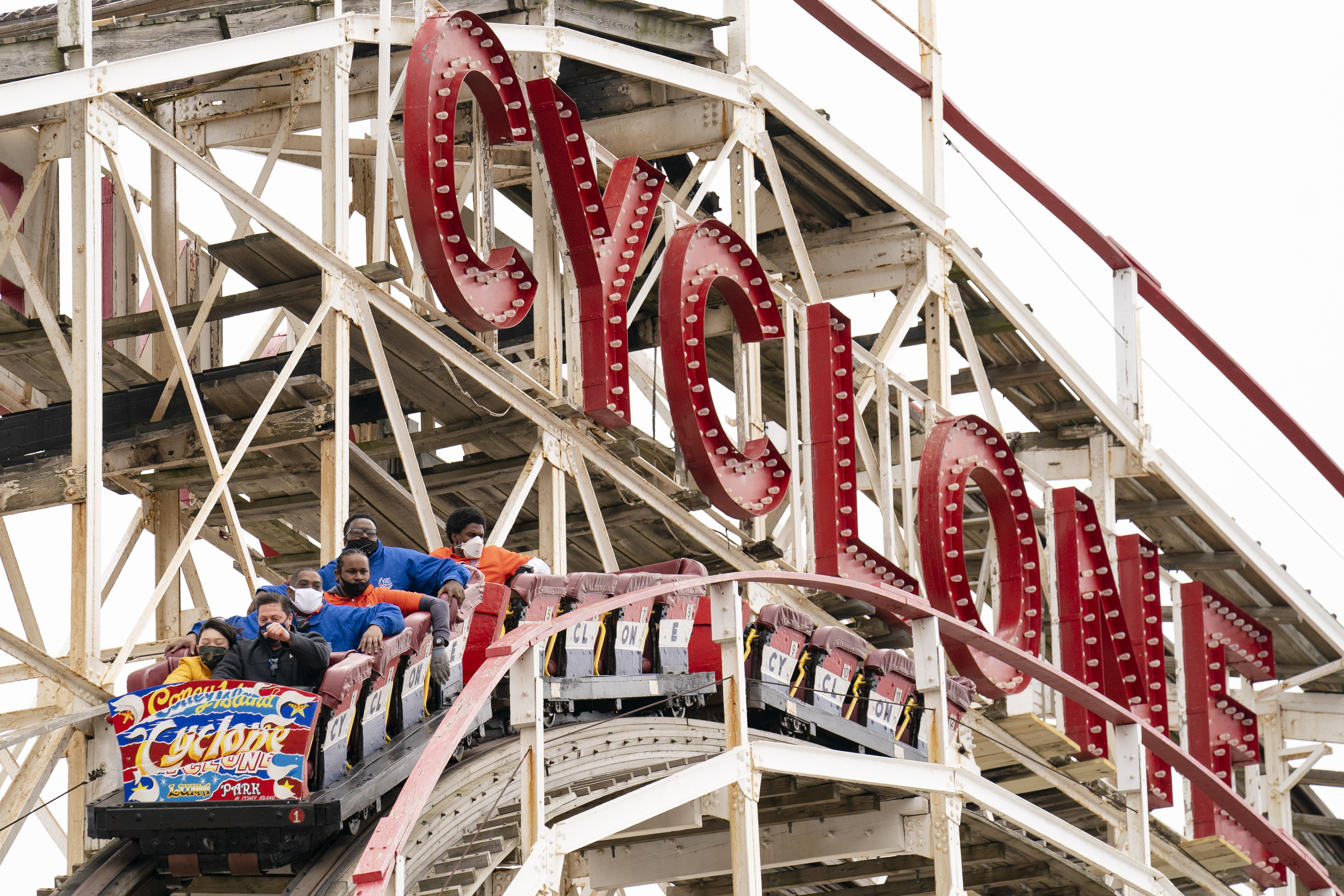 Diversión y susto: 99 años cumple la famosa atracción Cyclone Coney Island en Nueva&hellip;