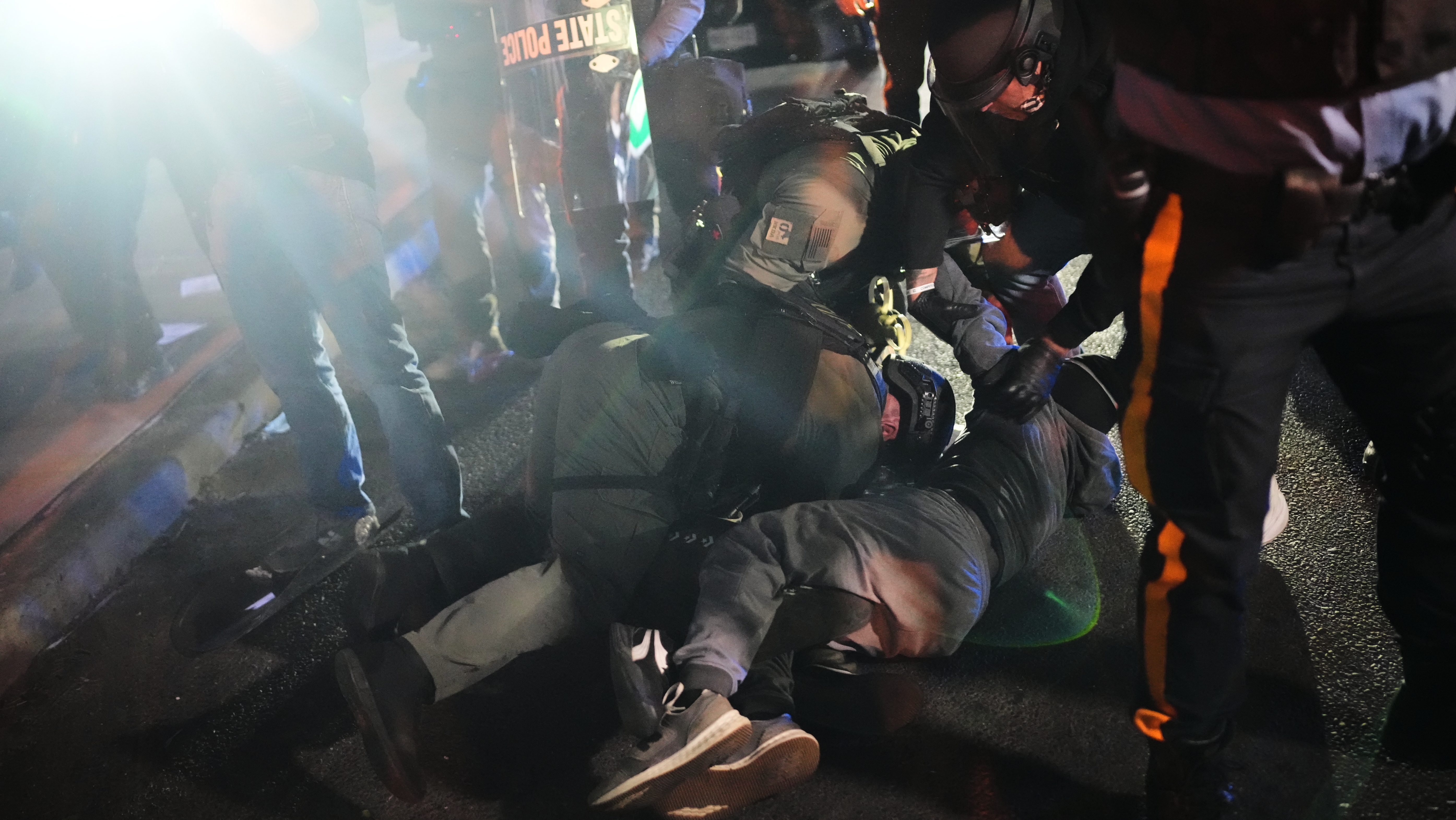 DHS promete tolerancia cero tras arresto de 20 manifestantes en el centro de ICE&hellip;