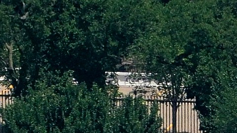 Los trabajadores continúan construyendo el escenario para una futura pelea de la UFC en el jardín sur de la Casa Blanca en Washington, el domingo 7 de junio de 2026.