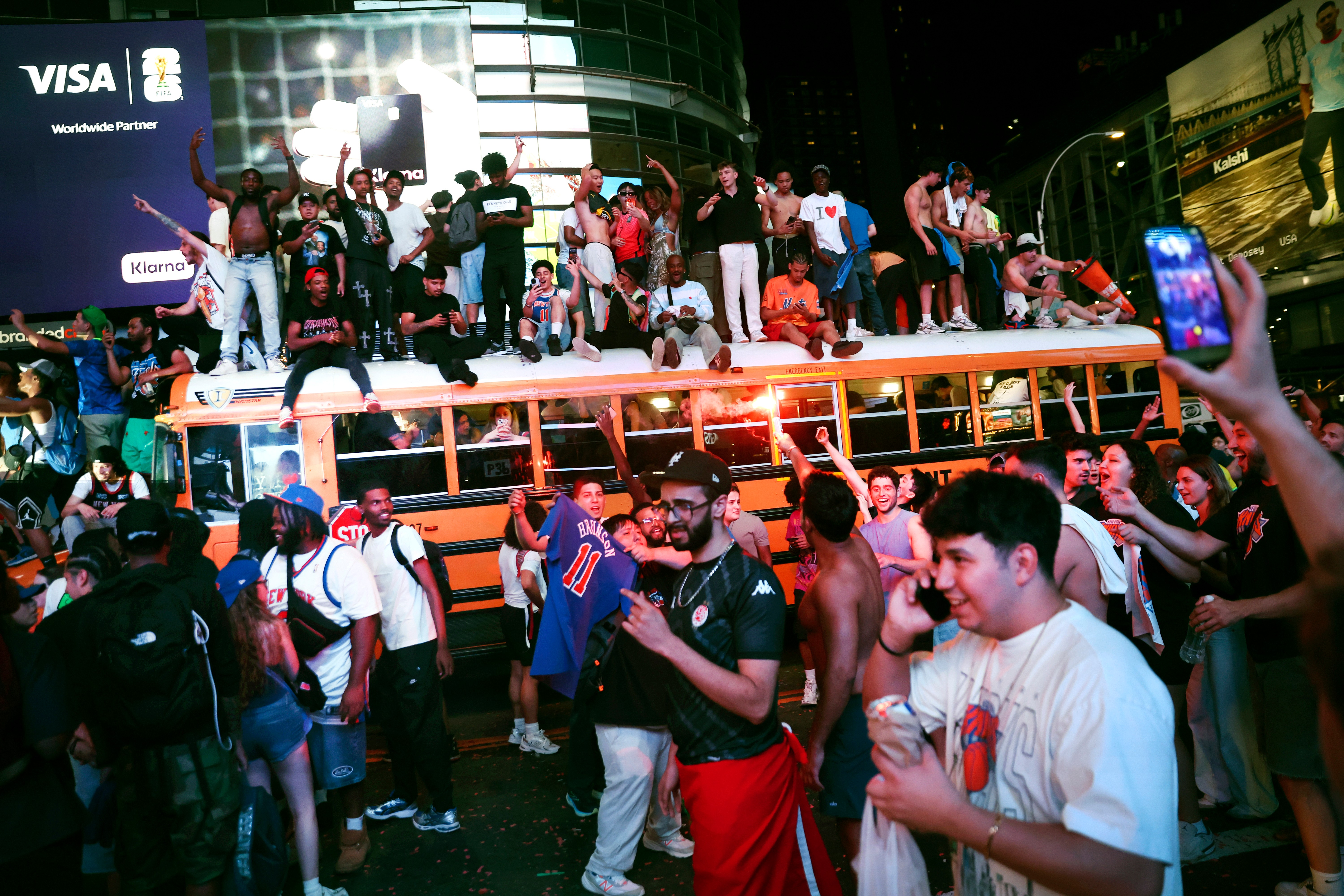 Fanáticos de los Knicks desatan el caos y queman un autobús escolar en Times&hellip;