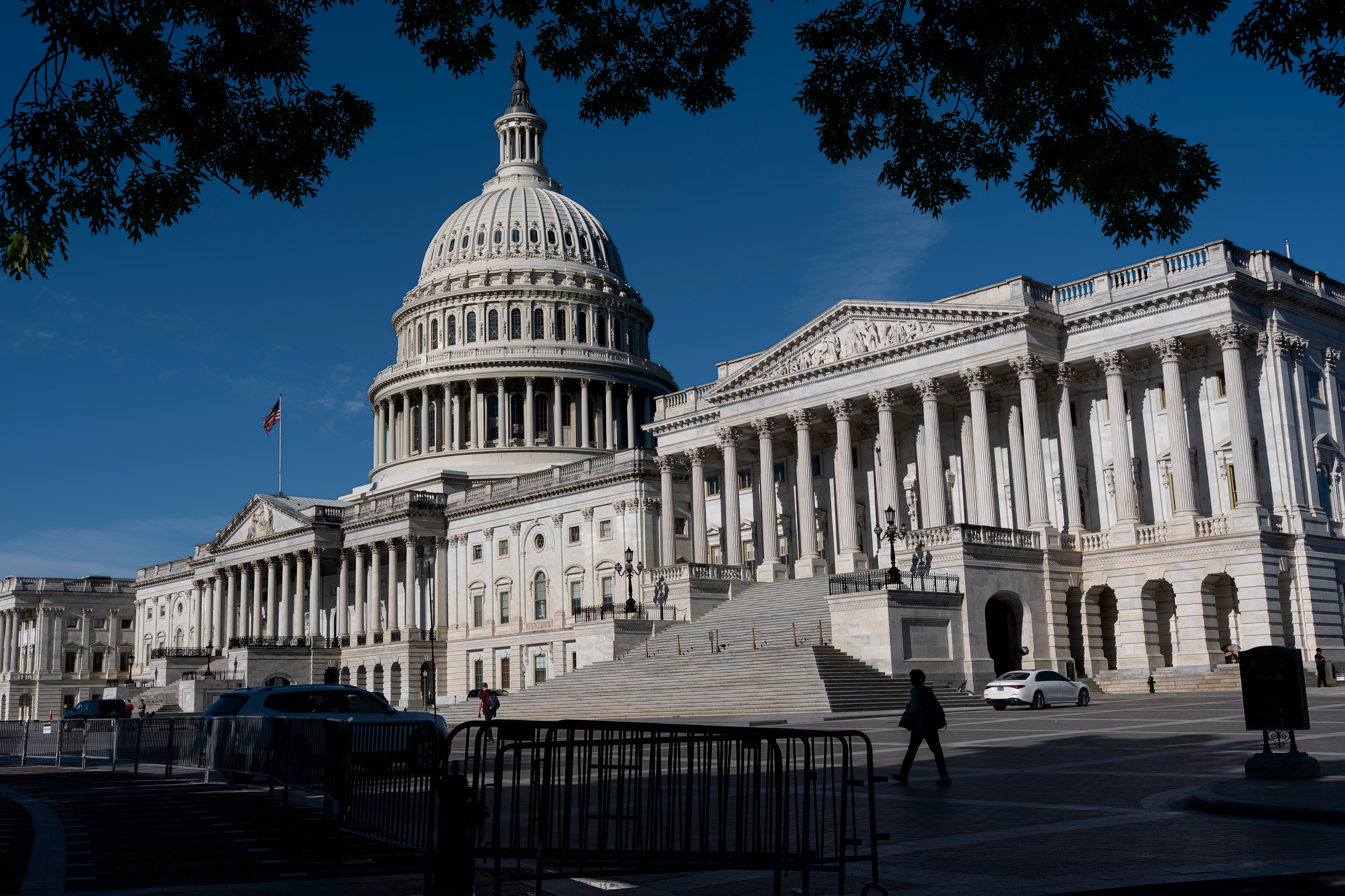 Senado desafía a Trump al aprobar resolución para detener la guerra ...